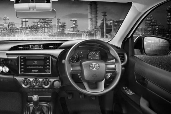 Toyota-Hilux-Revo-interior-2