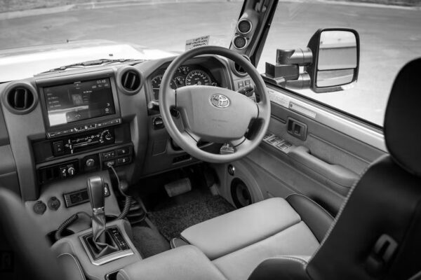 Toyota-Land-Cruiser-79-interior-1