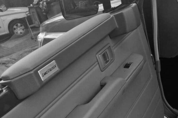 Toyota-Land-Cruiser-79-interior-3